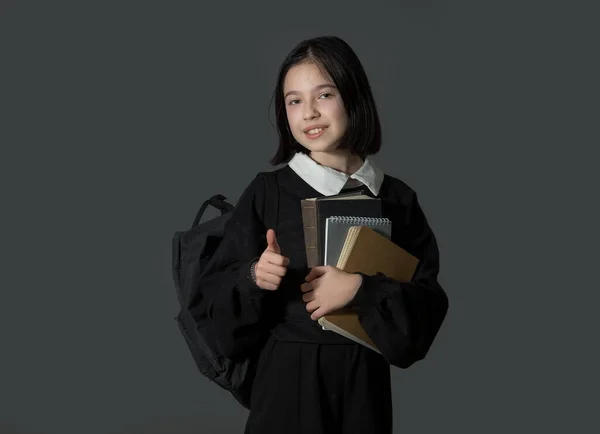 Ein Junges Mädchen Mit Dunklen Haaren Und Schwarzer Kleidung Auf — Stockfoto