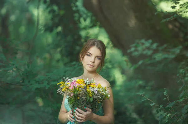 Beautiful Girl Stands Forest Greenery Bouquet Flowers Close — Stock Photo, Image