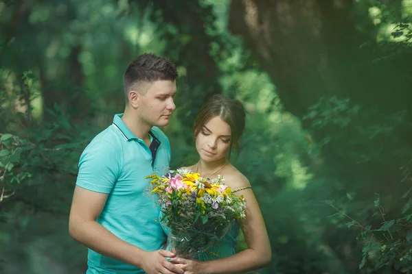 Uma Menina Bonita Cara Estão Floresta Vegetação Com Buquê Flores — Fotografia de Stock