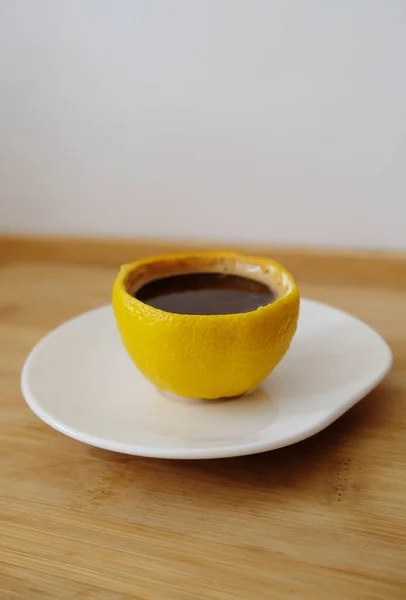 Kreatif melayani kopi espresso romano dalam cangkir terbuat dari lemon segar — Stok Foto