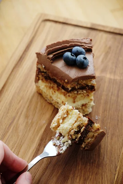 Кусок Киевского Торта Шоколадной Глазурью Черникой Кусочек Торта Вилке — стоковое фото