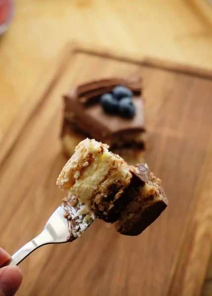 Кусок Киевского Торта Шоколадной Глазурью Черникой Кусочек Торта Вилке — стоковое фото