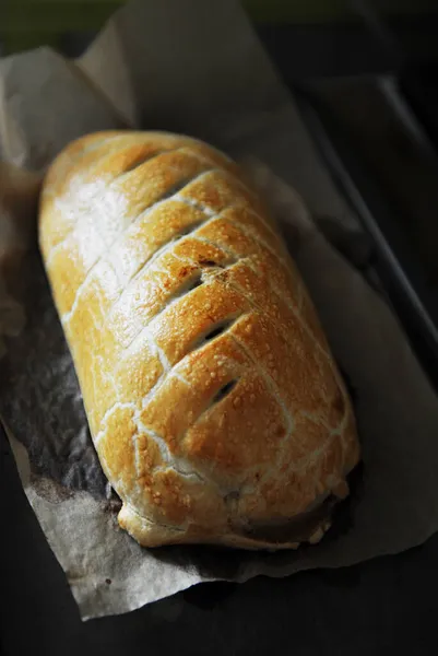 Carne Quente Recém Assada Wellington Pergaminho Uma Assadeira — Fotografia de Stock