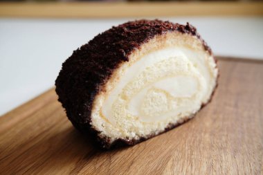 Çikolata kremalı bisküvili sufle rulo kek, yakın plan.