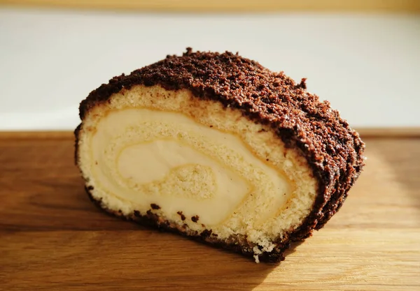 Кусок Шоколадного Крема Торт Суфле Рулон Солнце Крупным Планом — стоковое фото