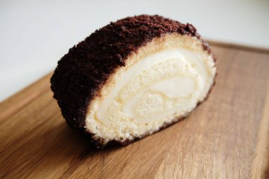 Çikolata kremalı bisküvili sufle rulo kek, yakın plan.