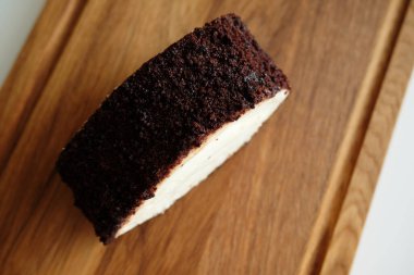 Çikolata kremalı bisküvili sufle pasta üst görünümü, yakın plan.