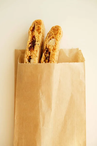 Cantucci Pega Galletas Con Frutas Confitadas Nueces Una Bolsa Papel —  Fotos de Stock