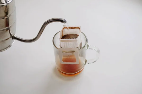 Капельница Кофе Пивоварения Стеклянной Чашке Выливать Воду Гусиного Чайника Неизменный — стоковое фото