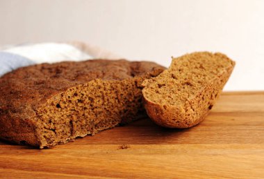 Tahta üzerinde taze ev yapımı malt çavdar ekmeği, keten kumaş. Beyaz arkaplanda