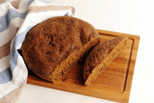 Pane Fresco Fatto Casa Rotondo Segale Maltato Tavola Legno Tessuto — Foto Stock