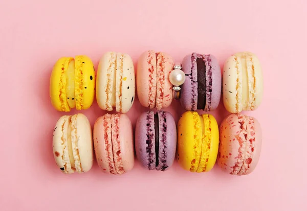 Bague Argent Avec Une Perle Parmi Les Macarons Colorés Comme — Photo