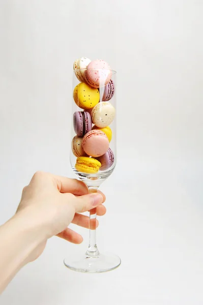 Mini Macarons Doux Français Colorés Dans Verre Champagne Main Fond — Photo