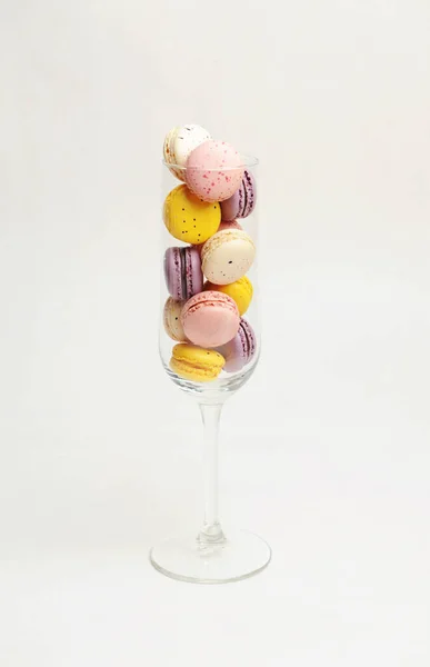 Mini Macarons Français Sucrés Colorés Dans Verre Champagne Sur Fond — Photo
