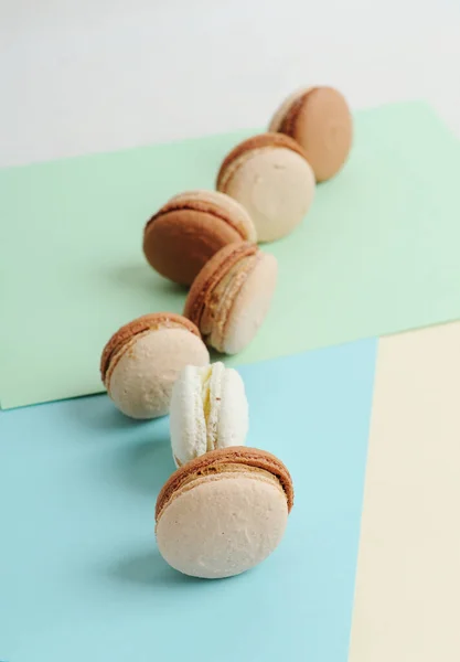 Biscuits Chocolat Café Macarons Français Sur Fond Pastel Bleu Vert — Photo
