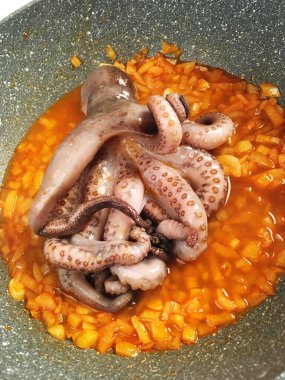 Sebze soslu bütün çiğ ahtapot, yakın plan.