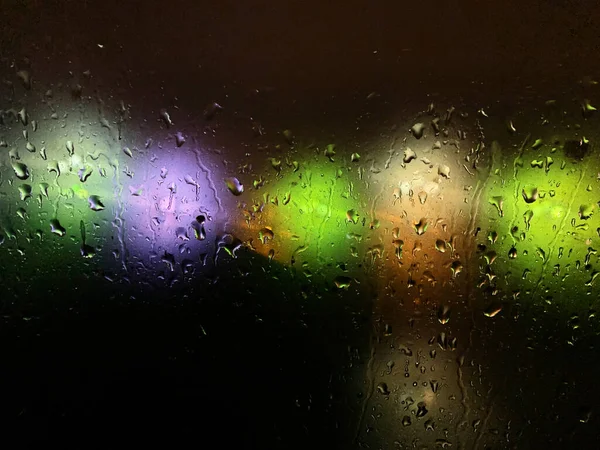 Luzes Embaçadas Coloridas Fundo Escuro Através Das Gotas Janela — Fotografia de Stock