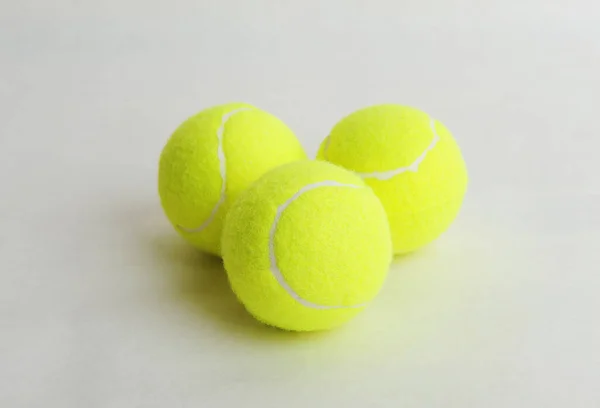 白い背景に3つの大きなテニスボール トップビュー スポーツコンセプト — ストック写真