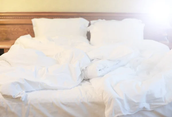 Otel odası ya da dairedeki yatak odası. Günaydın, çarşaf.