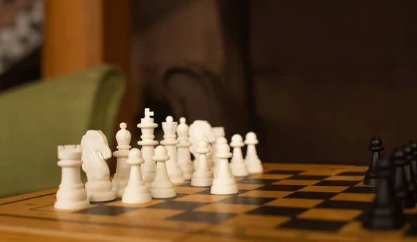 Beyaz ve siyah figürlü ahşap satranç tahtası
