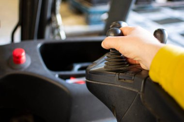 el, yukarı, forklift, forklift, joystick, depo, kargo, taşıma, aşağı, dönüş, depolama, makine, yükseltme, yükseltme, kaldırma, iş, daha düşük, taşınma, iş, düzenleme, işletim, asansör, çatal, döndürme, paketleme, cihaz, malzeme, paket, co