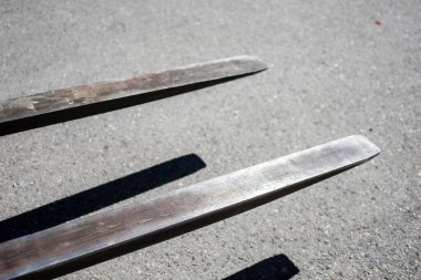 Ağır yükleri güvenli bir şekilde kaldırmak için elektrikli forklift için metal çatallar.