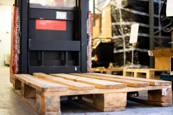 Tahta Epal, depoya eşya yüklemek için boş palet hazır..