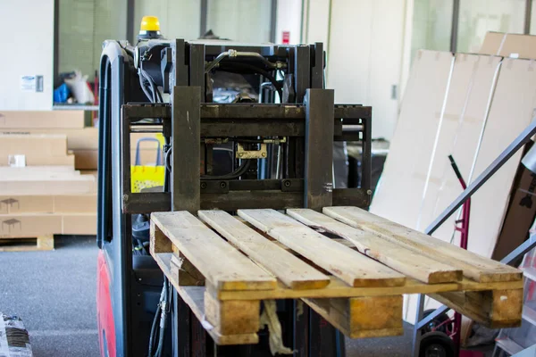Endüstriyel elektrikli forklift, malzeme yüklemek için boş Epal paleti.
