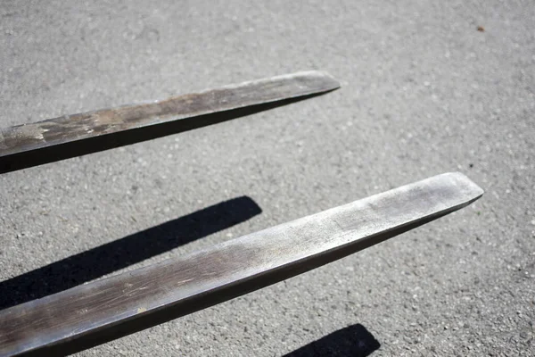 Ağır yükleri güvenli bir şekilde kaldırmak için elektrikli forklift için metal çatallar.