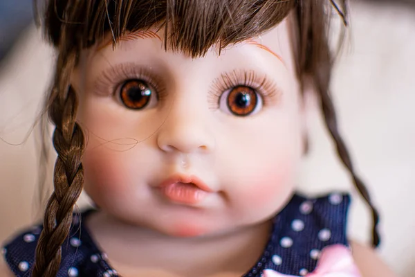 Маленькая Девочка Кукла Каштановыми Волосами Розовыми Щеками Смотрит Тебя Большими — стоковое фото