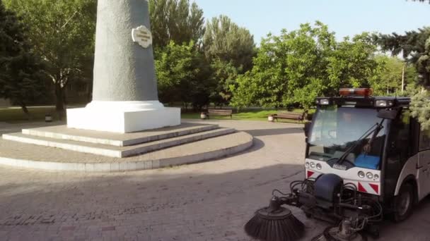 Sopare städar upp nära historiska monument — Stockvideo