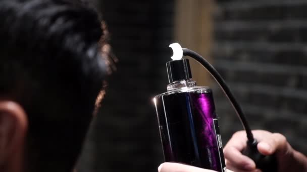 Vaporisateurs de coiffure coiffure fini avec liquide de fixation — Video