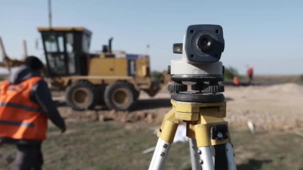 Építőipari mérőműszer - optikai szint állványon. — Stock videók