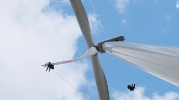 Installateurs op grote hoogte met apparatuur bedienen windgenerator — Stockvideo