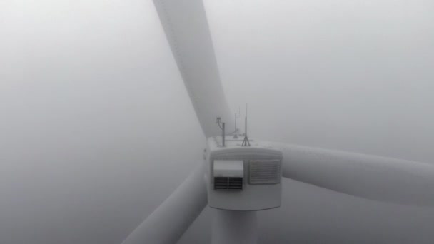 Lame di turbina eolica ruotano e lampeggiano faro nella nebbia — Video Stock