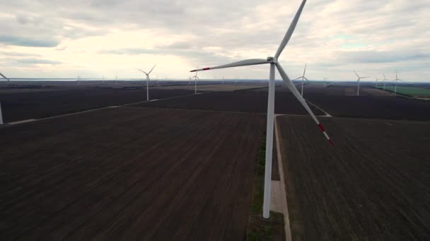 Vindkraftspark med generatorer producerar energi på stort fält — Stockvideo