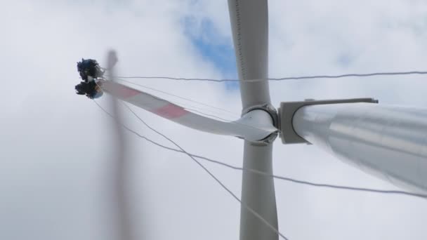 Pekerja memperbaiki pisau generator bertenaga angin di bawah langit berawan — Stok Video