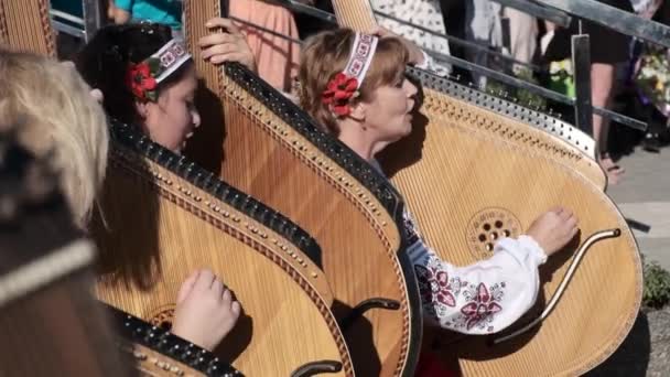 Ukrainian women play the national Ukrainian musical instrument - the bandura. — Stock Video