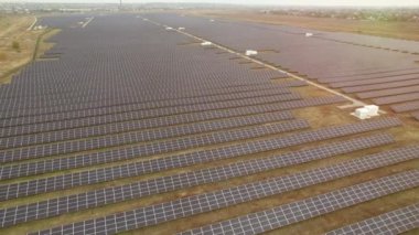 Güneş panelleri kırsal bölgedeki istasyonda temiz enerji üretir.
