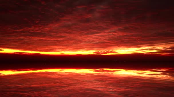 Narancssárga felhős naplemente és az égi tükör visszaverődés idő-lapse — Stock videók