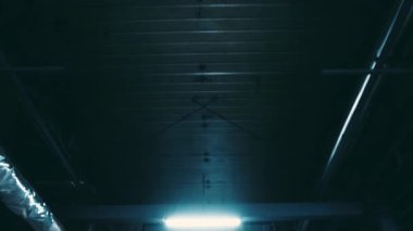 Asansör uzun ve karanlık bir kuyuya çıkıyor.