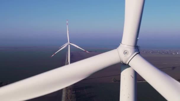 Windmolens produceren schone energie in het veld tegen de blauwe lucht — Stockvideo