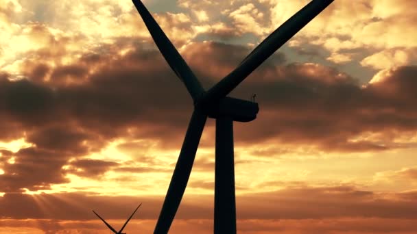 Windmachines met krachtige propellers draaien tegen zonsondergang — Stockvideo