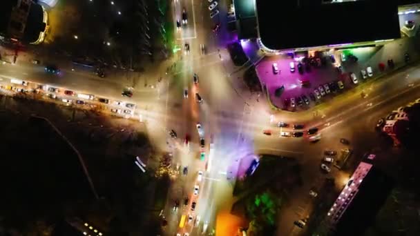 Night city street highway intersection with heavy traffic — Vídeos de Stock