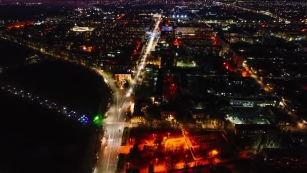 Night city view of long roads with traffic and buildings — Stockvideo