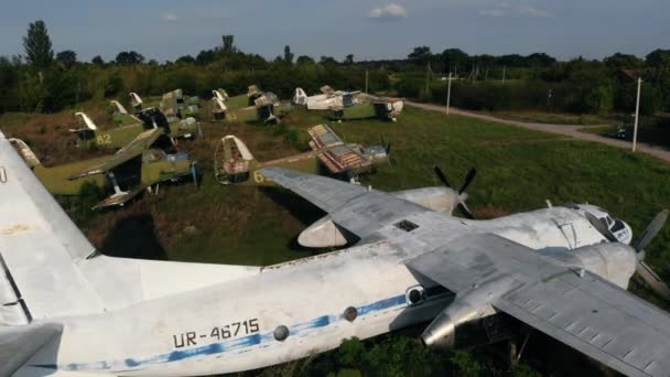 Советские самолеты на заброшенном аэродроме. — стоковое видео