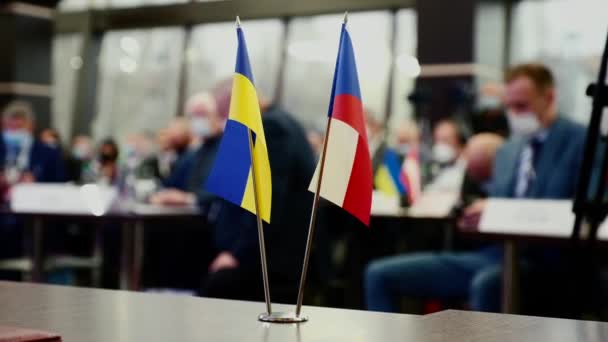 Ukrainska och Check Republic flaggor på skrivbordet vid konferensen — Stockvideo