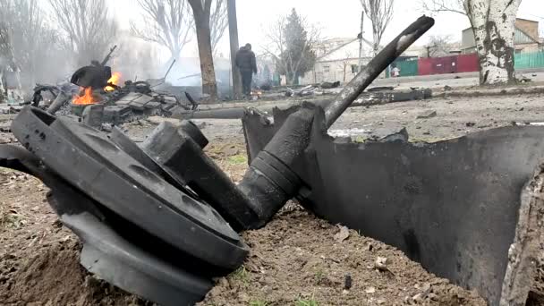 Частини підірваного танка, який брав участь у міській війні в Україні.. — стокове відео