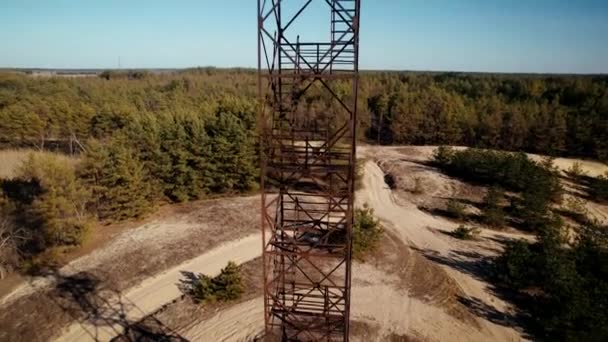 Feuerwachturm in ländlicher Umgebung mit Blick auf Wälder gebaut — Stockvideo