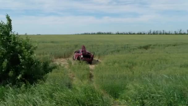 Acidente Trânsito Veículo Cruzado Saiu Estrada Acabou Num Campo Semeado — Vídeo de Stock